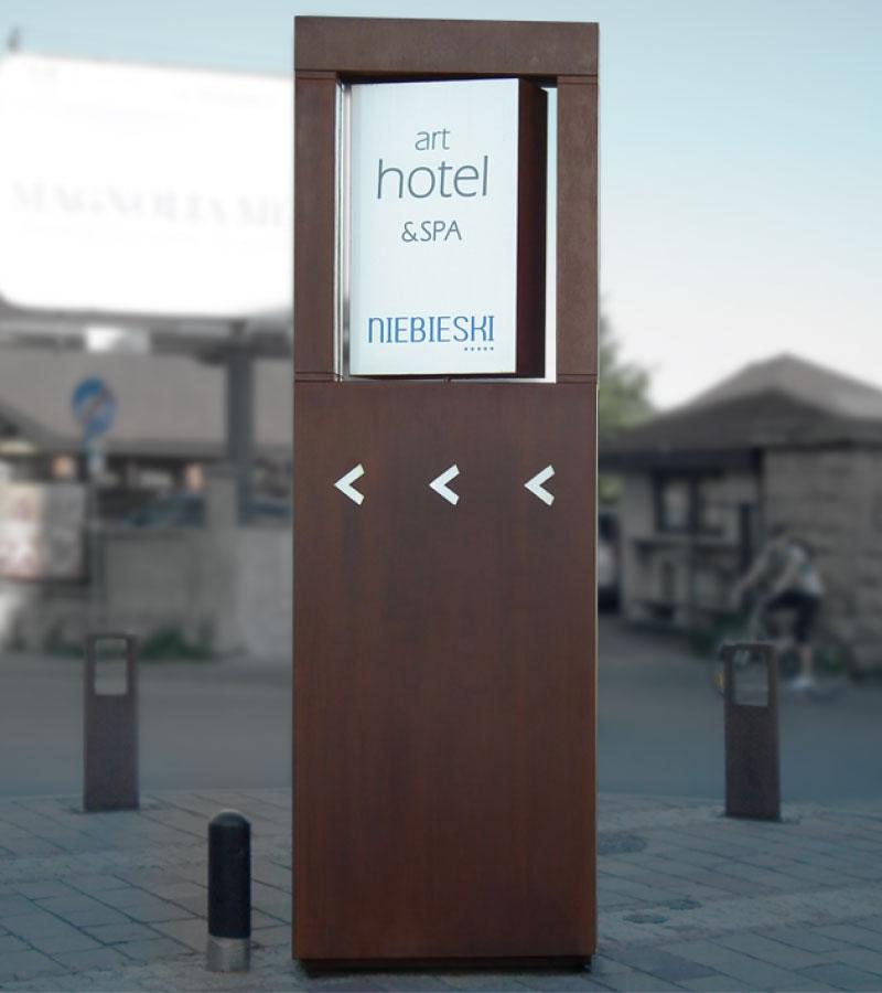 Pylony i totemy z elementem obrotowym