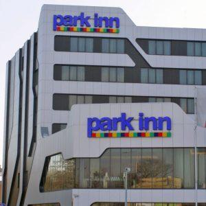 Litery przestrzenne, świecące lico